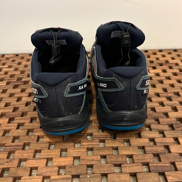 Size 5Y- Salomon Trail Shoe, waterproof, Quicklace feature, great traction - Picture 3 of 6